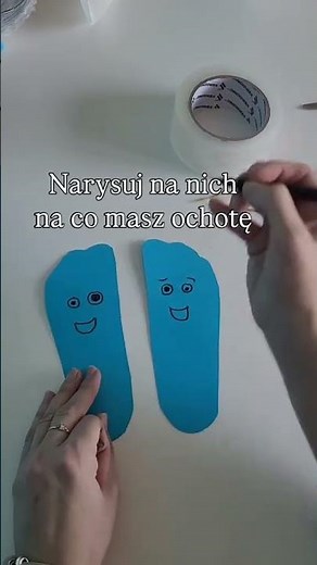 Zrób razem z dzieckiem uciekające stópki! 🦶🎨 Wystarczy wyciąć papierowe stópki.