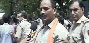 Modi supporters protest outside Advani's house