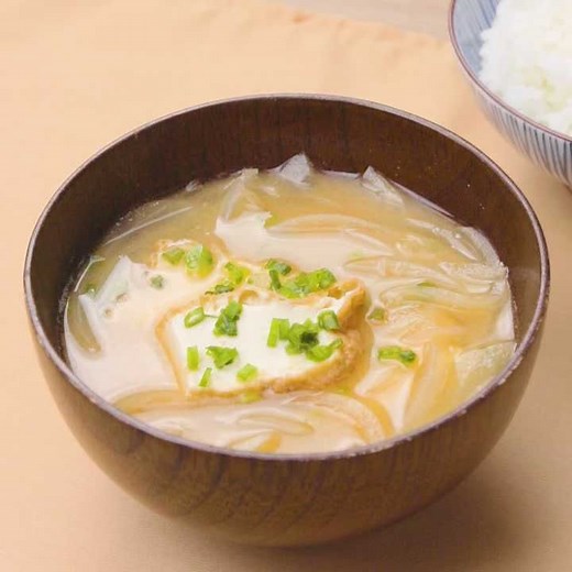 甘さ引き立つ！ 玉ねぎと厚揚げの味噌汁のレシピ動画・作り方 | デリッシュキッチン