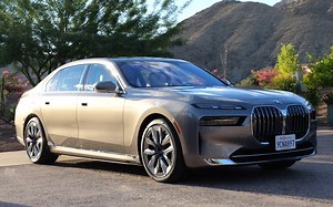 全新宝马760i汽油版及纯电i7-德国小伙带你内外饰详解及不限速高速路试