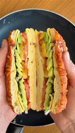 Pizza Pretzel Breakfast Sandwich 🍕🥨🍳🥑 THIS breakfast sandwich makes me feel GOOD! Now that fall weather has landed, I wake up CRAVING something comfy and MAX delicious. This pizza pretzel brekkie sand ticks all those boxes. Whats in your perfect breakfast sandi? Ingredients Pizza pretzel Eggs White cheddar Avocado Red onion Chili flakes Salt n pep I’m really into these one pan breakfast sandwich builds. What’s your ultimate build? #easyrecipes #simplerecipe #healthybreakfast #simplerecipes #