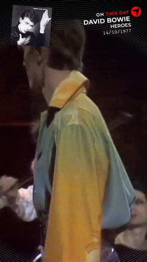 oggi, nel 1977 David Bowie pubblicava “Heroes”, secondo album della trilogia berlinese 💿 Dopo gli eccessi californiani che lo avevano portato quasi all’autodistruzione, Bowie - in compagnia di Iggy Pop - cercò l’anonimato tra le strade di una Germania divisa dal muro. Partendo dalle sperimentazioni kraut del primo capitolo della serie, “Low”, “Heroes” diede vita ad una serie di brani rock più tradizionali ma che mantenevano l’influenza teutonica, anche grazie al contributo di Robert Fripp dei K