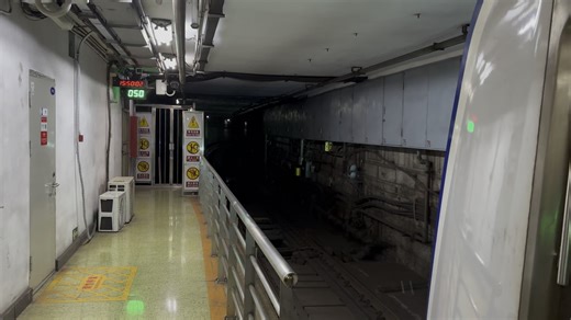 北京地铁2号线T423车组内环出建国门
