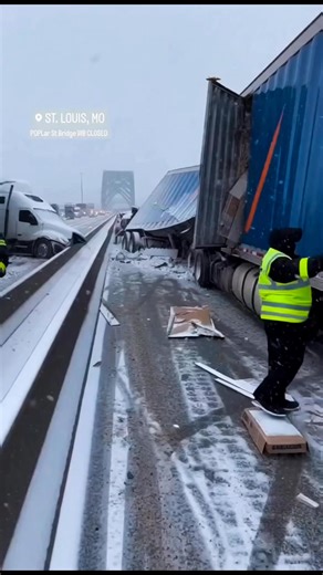🚨🚧 BREAKING TRAFFIC ALERT — ST. LOUIS, MO 🚧🚨 Poplar Street Bridge (Westbound) is CLOSED after a multi–semi-trailer crash this afternoon on the Mississippi River crossing between St. Louis, Missouri and East St. Louis, Illinois. ❄️ Snow ice on the bridge 🚛 Multiple tractor-trailers involved 🚧 Westbound lanes completely shut down ⏱️ Closure expected 1–2 hours 🚓 Police confirm no injuries Crews are actively clearing wreckage and working to reopen at least one lane, but heavy delays are alrea
