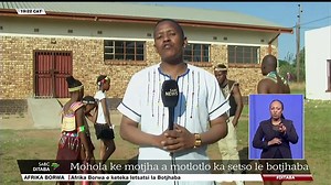 {BOHA} Mohlankana ya dilemo tse 22 wa Phokwane kantlenyana ho Jane Furse, Limpopo, o tsosollosa le ho ntshetsa pele botjhaba hara letlobo le letjha. Witness Mohola o boetse o kgothalletsa batjha ho ananela botjhaba le puo ya bona. Ke motataise wa bana ba 27 ba motsaneng wa habo, bao a ba rutang ho ananela setso le botjhaba ba bona. SABC Ditaba SABC News | SABC Ditaba