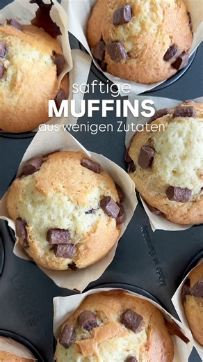 Fluffige Chocolate Chip Muffins Mit nur wenigen Zutaten backst du super fluffige, softe Muffins – voller Schokostückchen und einfach unwiderstehlich. Vertrau mir: Die sind zu gut, um sie nicht sofort zu probieren! 9 Stück 15 Minuten Vorbereitung Flüssige Zutaten 2 Eier 60 ml Öl 120 ml Vollmilch ____ 1 Pkt Vanillezucker 180 g Zucker ____ 250 g Mehl 0,5 Pkt. Backpulver ____ 80 g Schokodrops 20 g Schokodrops 1. Heize den Ofen auf O/U 200 Grad vor. 2. Vermenge alle Flüssigen Zutaten gut mit einer (3