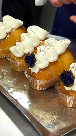 Le baba au rhum de la Maison Stohrer, la plus ancienne pâtisserie de Paris ❤ | ELLE à table