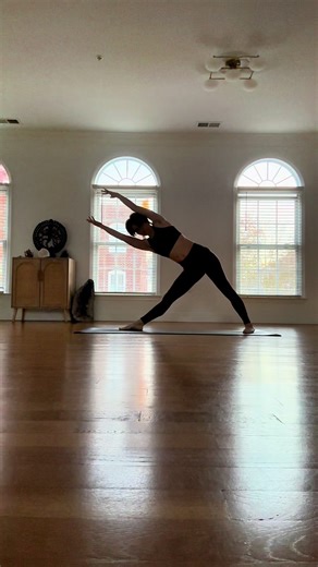 some arm variations for trikonasana, triangle pose I like to focus on the length in my lower side ribcage in this pose - shifting the hips back, creating more length and helping rotate the heart into the single plane of energy created by the legs #vinyasa #yogaflow #yogateacher