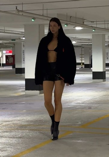 Exploring the Art of Modeling: The Horsewalk