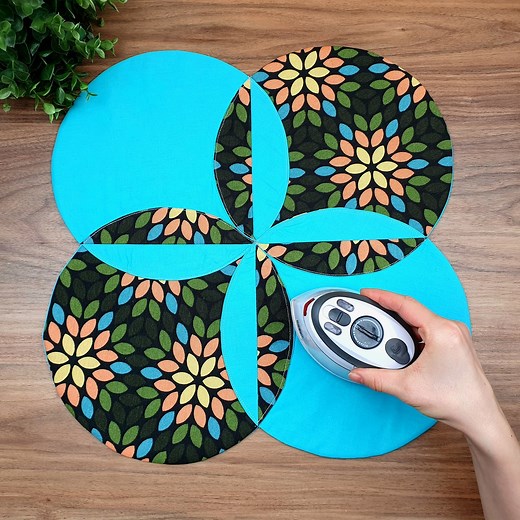 You can make a wonderful placemat by sewing circular fabrics together origami. | DIY Vakti