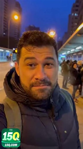 出师表 〔三国〕诸葛亮 先帝创业未半而中道崩殂，今天下三分，益州疲弊，此诚危急存亡之秋也。然侍卫之臣不懈于内，忠志之士忘身于外者，盖追先帝之殊遇，欲报之于陛下也。诚宜开张圣听，以光先帝遗德，恢弘志士之气，不宜妄自菲薄，引喻失义，以塞忠谏之路也。 宫中府中，俱为一体；陟罚臧否，不宜异同。若有作奸犯科及为忠善者，宜付有司论其刑赏，以昭陛下平明之理，不宜偏私，使内外异法也。 侍中、侍郎郭攸之、费祎、董允等，此皆良实，志虑忠纯，是以先帝简拔以遗陛下。愚以为宫中之事，事无大小，悉以咨之，然后施行，必能裨补阙漏，有所广益。 将军向宠，性行淑均，晓畅军事，试用于昔日，先帝称之曰能，是以众议举宠为督。愚以为营中之事，悉以咨之，必能使行阵和睦，优劣得所。 亲贤臣，远小人，此先汉所以兴隆也；亲小人，远贤臣，此后汉所以倾颓也。先帝在时，每与臣论此事，未尝不叹息痛恨于桓、灵也。侍中、尚书、长史、参军，此悉贞良死节之臣，愿陛下亲之信之，则汉室之隆，可计日而待也。 臣本布衣，躬耕于南阳，苟全性命于乱世，不求闻达于诸侯。先帝不以臣卑鄙，猥自枉屈，三顾臣于草庐之中，咨臣以当世之事，由是感激，遂许先帝以驱驰。后值倾覆，