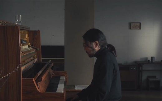 Akira Kosemura 弹奏单曲 "Dear Sunshine"