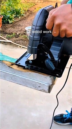 Fast Wood Cutting with a Handheld Saw! 💨 #diy #CircularSaw #PowerTools #WoodCut #Carpentry #Tools