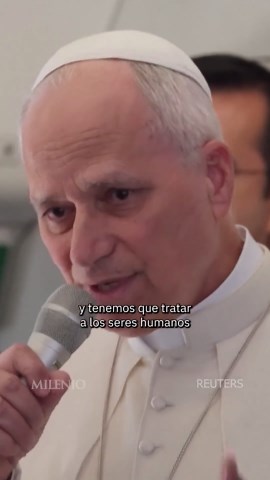 ⛪ El Papa León XIV afirmó que la migración es un fenómeno global que debe analizarse más allá del control fronterizo, atendiendo sus causas estructurales como la desigualdad y la falta de oportunidades. 💬 Además, subrayó que, aunque los Estados pueden establecer reglas, las personas migrantes deben ser tratadas con dignidad y humanidad: “son seres humanos, y tenemos que tratar a los seres humanos en un modo humanitario, y no tratarlos peor, muchas veces peor que las mascotas de casa, o los anim