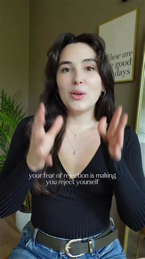 Melinde Huez | Confidence Coach on Instagram: "This is why you hide who you truly are 💋 It is not because you don’t WANT to be yourself, you do. Who wouldn’t want to feel the joy and freedom that comes with stepping into their authentic self? 😶 YOU want to be yourself, but your subconscious simply wants you to be SAFE. The reason for this is because the subconscious holds negative beliefs about who you are, and what others will think of you. This belief creates the anxiety and makes you reject