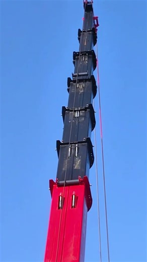 This crane features a three-pump confluence system, a seven-section boom that extends and