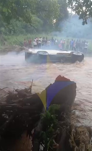 A Mapatizya CDF ambulance was Thursday evening, 22nd January 2026, swept away by strong current while en route to Kamuke Rural Health Centre (RHC). According to eyewitnesses, no casualties have so far been recorded. Source: Diamond TV | Zambia Reports
