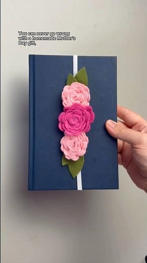 The prettiest DIY bookmark 💐
