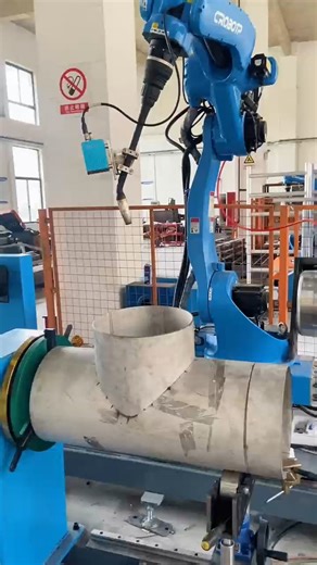 First, position yourself for the photo shoot. Then, scan and weld, and always keep the robot's welding gun welding on the main centerline to ensure precise welding while automatically correcting any deviation in the welding seam during the welding process! | Shaanxi Jingtai Cooperation Laser technology Co.,Ltd