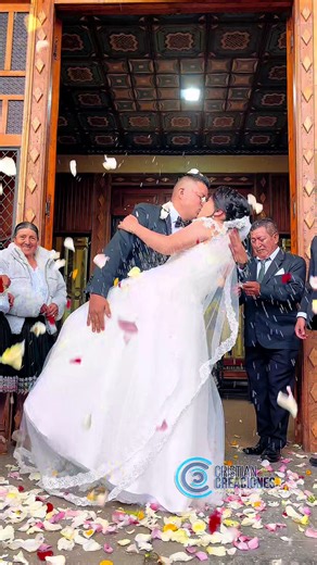 Luis y Fanny comienzan una hermosa etapa su matrimonio eclesiástico💍♥️. ¡Les deseamos una vida llena de amor y bendiciones! ✨ Gracias por confiar en el Equipo de Cristian Creaciones @Fanny Lu Cárdenas #Boda #ReciénCasados #CristianCreaciones #Amor #WeddingDay