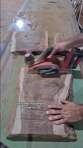 aplainando prancha de madeira ipé para tábua de corte