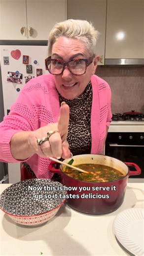 🍲 One Pot Bacon & Bean Soup = Cozy, Hearty & Budget-Friendly! The recipe is in the comments. ⬇️ If you’re after a warm, filling dinner that doesn’t break the bank (or leave you with a mountain of dishes), this One Pot Bacon & Bean Soup is your new weeknight hero! 🙌 Smoky bacon, creamy beans, soft pasta, and loads of veggies all simmered in a rich beefy broth. It’s hearty, comforting, and so easy — just toss it all in one pot and let the magic happen. 💫 Top with fresh basil, chilli flakes, Par