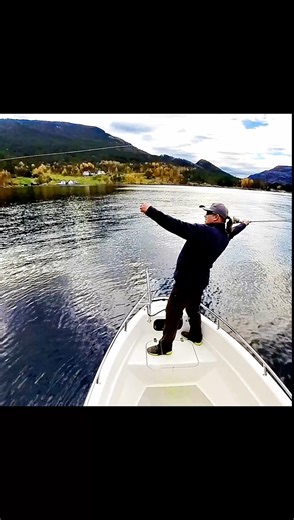 17K views · 77 reactions | Casting the whole line (30m/100ft) in one stroke  #flycasting #flyfishing #flycaster #fishing #fluefiske | Fiske-Freak | Facebook