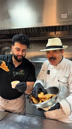 RECIPE CHICKEN TENDERS 👇 Ingredients • 2 lb chicken tenders Marinade • ½ spoon salt • ½ spoon black pepper • ½ spoon onion powder • ½ spoon garlic powder • ½ spoon paprika • 2 spoons white vinegar • Juice of ½ lemon • ½ spoon mustard Breading • Seasoned flour (salt, pepper, paprika, garlic powder) • Eggs (for egg wash) • Oil for frying ⸻ Instructions 1. Make the Marinade In a large bowl, mix: • Salt • Black pepper • Onion powder • Garlic powder • Paprika • White vinegar • Lemon juice • Mustard 