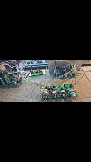 Un sistem audio ușor de construit: preamplificator / corector de ton → amplificator + surse