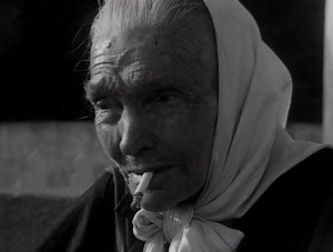 GARDIENNE DE PHARE 🚨 Pendant 40 ans, Anna Le Bail a été la gardienne du phare de Kernevest dans le Morbihan. Elle fut aussi conseillère municipale, ostréicultrice, sage-femme, faisait de l'aviron et participait à des courses de vélo, rien que ça ! Rencontre avec cette femme atypique viscéralement attachée à son phare. | INA