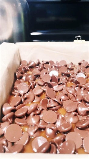 Vegan toffee from ‪@PreppyKitchen‬, just replace the 🐮 with 🌱 #sosatisfying