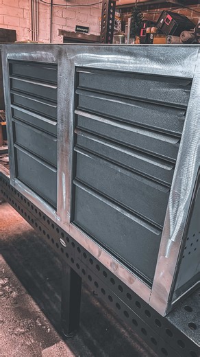Werkbankbau – Part V 🔧🔥 Die Frontbleche werden eingesetzt – die Werkbank nimmt langsam Form an. Workbench build – Part V 🔧🔥 Installing the front panels – the workbench is starting to take shape. #Werkbank #WorkshopBuild #DIYMetal #WerkstattProjekt #MetalFabrication @Kemper_eu @Milwaukee Tool Europe @Optrel US @Mag_switch @besseytool_official