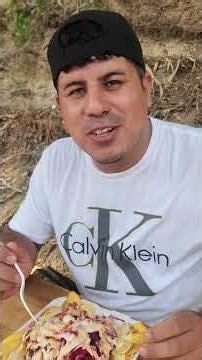 comiendo pollo chuco un platiyo exquisito de Honduras. o pollo con tajadas.