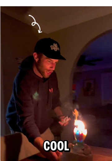 Birthday candles fall off cake, he doesn’t even blink Credit: @lin_april1 on TT