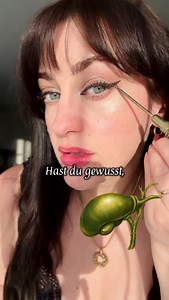 Hast du gewusst, dass dieser kleine Punkt am äußeren Augenwinkel nicht nur den Blick beeinflusst? Regelmäßige, sanfte Aktivierung kann die Augen entspannen, Druck im Kopf reduzieren und den Gallenblasen-Funktionskreis unterstützen. Hinweis: Keine medizinische Empfehlung. Bei Beschwerden bitte ärztlich oder therapeutisch abklären. | Julia Astahov