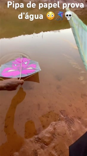 Mergulhando pipas na água do lago🪁💀🔥#pipas#videos