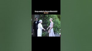 Deep curtsy to Queen Elizabeth II #short #queenelizabethii #curtsy #ukroyalfamily #reelsfb #reelsvideo #reelsviral | HOT ISSUE