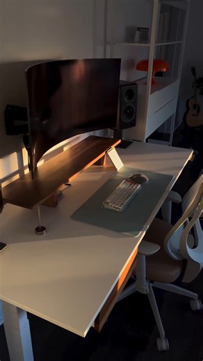 @nicesetupdude Clean setup 🤝 Natural light | Minimal Desk Setups