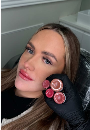 THE OUTLINE OF DREAMS👄LIP BLUSH PROCESS… This is just the first pass of the first section. Look at the difference😍 If you have any questions drop them in the comments below💬 #lipblush #pmua #liptattoo #permanentmakeup #lipstain