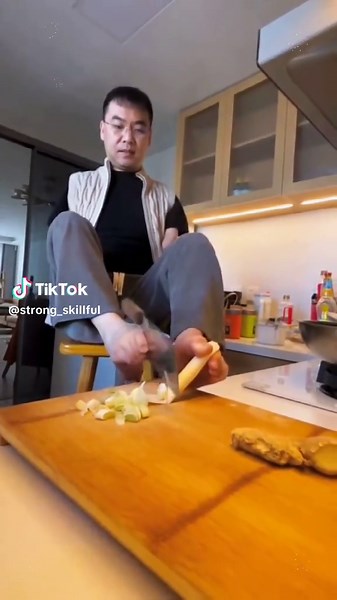 #Armless but not heartless, his love has always been there. Each day, he whips up meals with his feet. Nice person #👣🐾🔥🔥🔥🤣🤣