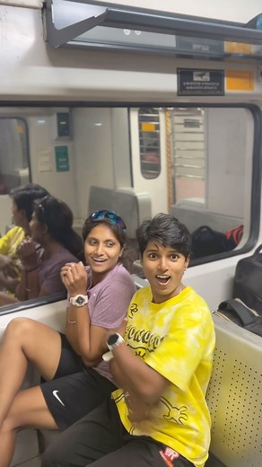 Punam Raut on Instagram: "Jab Mumbai Wale AÇ Local Train Main Travel Karte Hai Toh Aisa He Kuch Hota Hai 🤣 Apke Sath Kabhi Aisa Hua Hai??? #MumbaiLocal #LocalTrainLife #trainjourney #mumbaicommute #IndianRailways #DailyTravel #SurvivalOfTheFittest #TrainKiTension #BheedKaAsar #ThakGayaRe #KhooniMondayCommute #aclocalvibes #GareebonKiFerrari #BheedVsLuxury #ACLocalMafia #NonACStruggle"