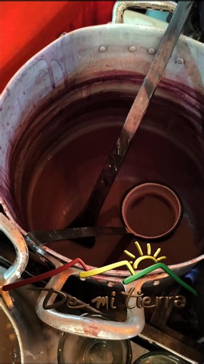 El api no es solo una bebida… es herencia andina. 💜 Hecho de maíz morado y especias, nos acompaña desde tiempos prehispánicos y hoy sigue calentando madrugadas orureñas. Tradición que se toma en taza. #Api #TradiciónAndina #Oruro #Bolivia #CulturaBoliviana #BebidasTípicas #HechoEnCasa | De Mi Tierra TV Internacional