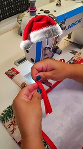 Un semplice fiocchetto fatto con lo sbieco per abbellire un copriforno natalizio! #telaaida #creazioniartigianali #puntocroce #Handmade #puntocrocechepassione #natale | AngolodiChiara Creazioni Artigianali