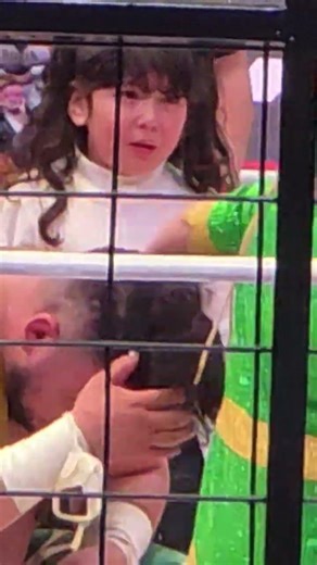 Robin removes his mask at Arena Mexico