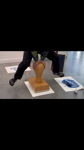 Vincent Sardon on Instagram: "Une vidéo qui montre un amateur de tampographie et de gainage, à l’exposition d’Anglet. Et sinon la galerie tampographique ouvre à 11h au 4 de la rue du Repos à Paris XXe. Merci à Léa pour ces images @villabeatrixenea #galerietampographique #crossfit #equilibre #tampongéant #gainage"