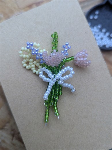 tuto perles de printemps bouquet de fleurs en perles de rocaille miyuki - épisode 4 beaded flowers 💐 aujourd'hui, c'est la dernière étape on va apprendre comment réunir toutes nos fleurs pour former ce joli bouquet en perles de rocaille miyuki 🌼 #perles #fleur #beading #beadtok #beads