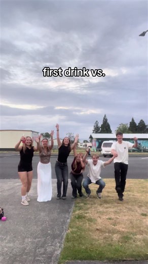 lost everybody 🤷‍♀️ but still was a good night 🥂 #newyyear #drinking #friends #firstvslastdrink #drunk