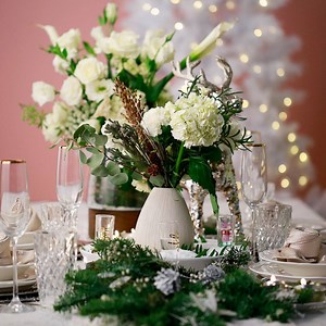 Dreaming of a winter wonderland this holiday season? From fake snow to sparkly accessories, here’s how to dress up your table without opting for the usual red and green! Find all of your decorating needs at JCPenney. #AllAtJCP | Tastemade Home