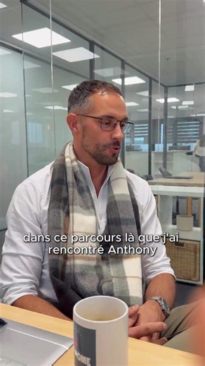 Anthony Casula on Instagram: "Gilles n’était pas du tout issu de l’immobilier. Et pourtant, après seulement 6 mois chez Easyhome, il performe, il comprend le marché et il a complètement pris sa place. Ce n’est pas une question de hasard ou de talent inné, mais de système, de vision et de méthode. Chez Easyhome, on accompagne des profils qui ont envie d’apprendre, d’évoluer et de faire les choses différemment. Le marketing digital est en train de transformer en profondeur le métier d’agent immobi