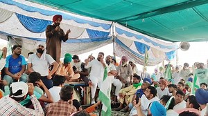 119K views · 810 shares | ਬਠਿੰਡਾ ਰਿਫਾਇਨਰੀ ਰੇਲ ਲਾਈਨ ਧਰਨੇ ਤੋਂ ਹਰਿੰਦਰ ਸੰਧੂ ਲਾਈਵ..ਕੱਲੀ ਕੱਲੀ ਗੱਲ ਸੁਣਨ ਵਾਲੀ ਅਾ | Dhillon Bathinde aala ਢਿੱਲੋਂ ਬਠਿੰਡੇ ਆਲਾ | Facebook